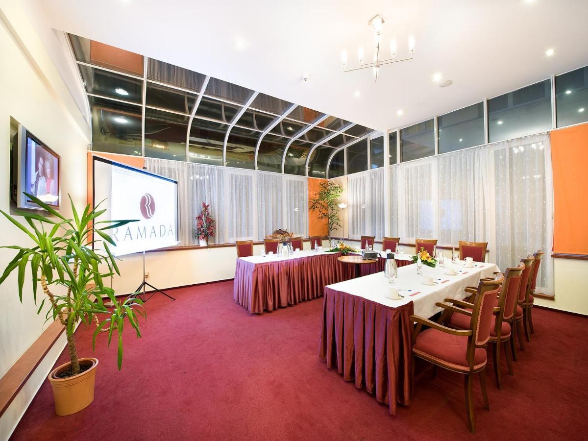 Ramada Prague City Centre Esterno foto